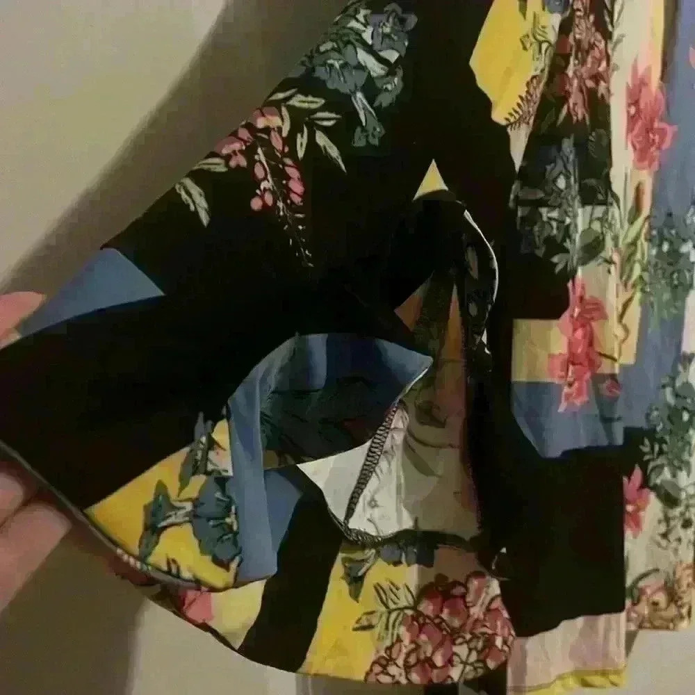 Melissa Paige size M Floral Blouse Shirt with Flowy Sleeves, key hole in front - Picture 4 of 8